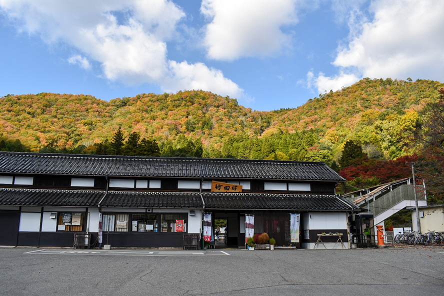 竹田城跡の雲海観光_駅と紅葉