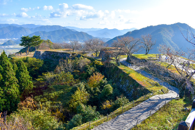 竹田城跡の見どころ_天守台から本丸を眺める