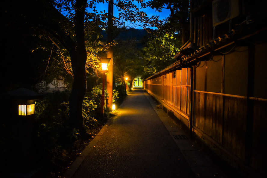 城崎温泉の観光情報_見どころ_木屋町通り_夜のライトアップ