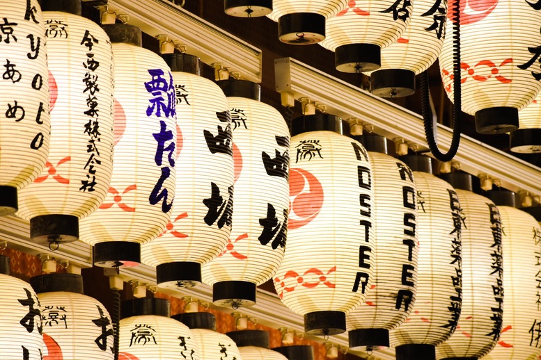 八坂神社の見どころ_舞殿の提灯