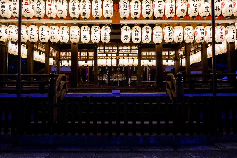 八坂神社の見どころ_夜のライトアップされた舞殿_ご利益