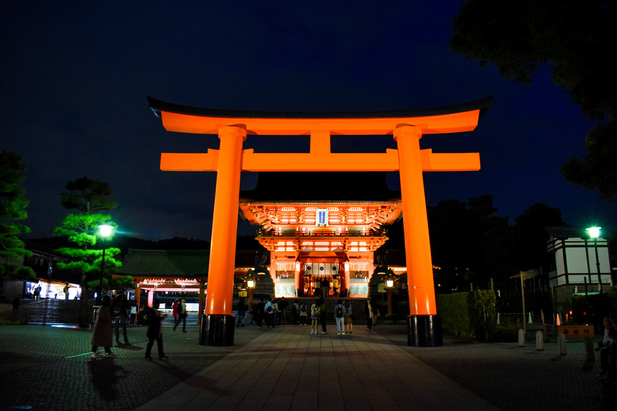 伏見稲荷大社を京都ひとり旅_見どころ・ご利益・祭神_ライトアップされた楼門と鳥居