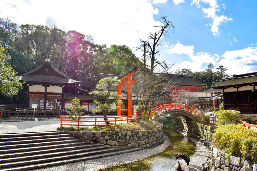 京都観光ご利益だらけのパワースポット_下鴨神社の見どころ_御手洗池とお社