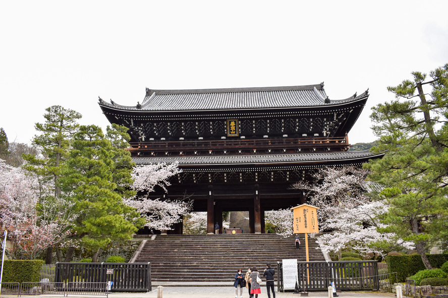 京都観光_祇園・八坂エリアの見どころ_知恩院の三門
