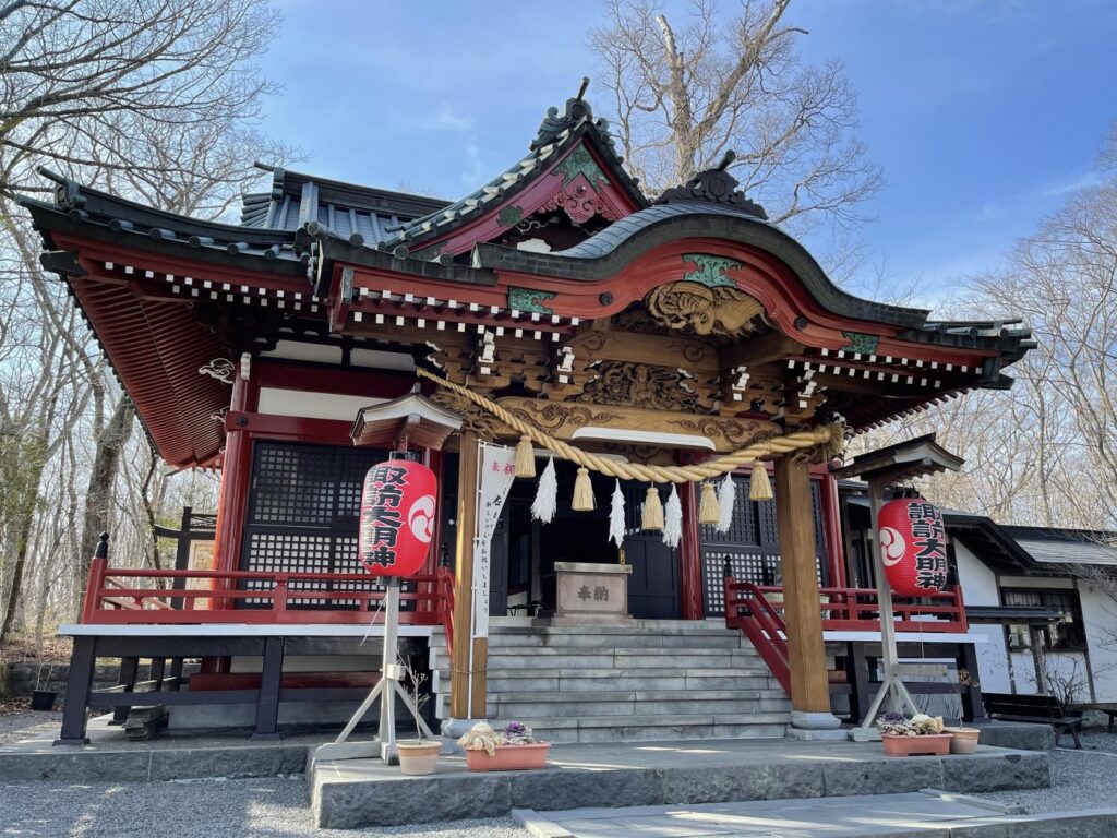 山中湖へ日帰り旅行-おすすめの見どころと観光マップ_山中諏訪神社の本殿