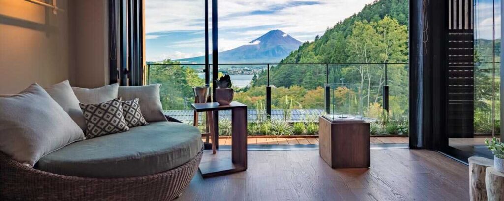 河口湖のおしゃれで人気の高級ホテル7選｜カップル・家族旅行にオススメ_ふふ 河口湖-部屋から眺める富士山