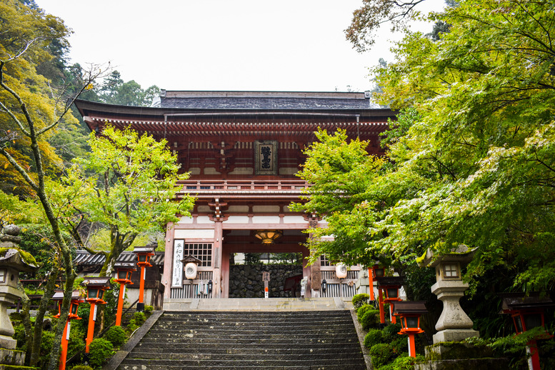 京都の最強パワースポット_鞍馬寺の山門_ご利益と観光地情報