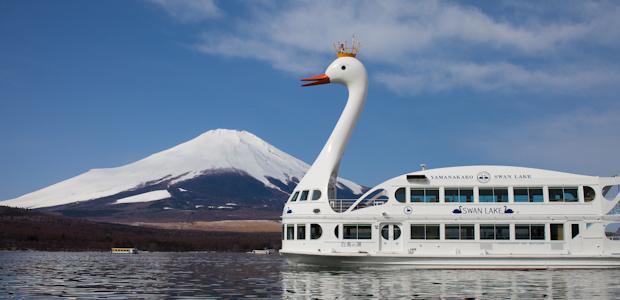 山中湖へ日帰り旅行-おすすめの見どころと観光マップ_遊覧船「白鳥の湖」と富士山