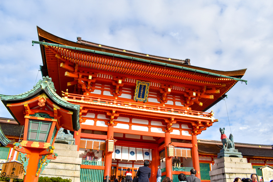 伏見稲荷大社を京都ひとり旅_見どころ・ご利益・祭神_朱塗りの楼門