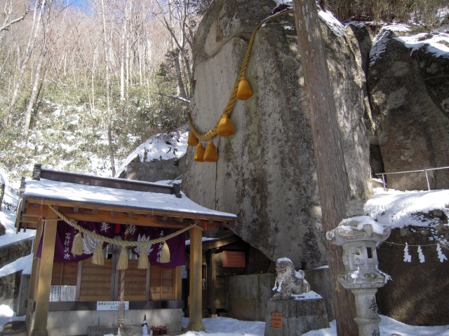 山中湖へ日帰り旅行-おすすめの見どころと観光マップ_石割神社の本殿とご神石
