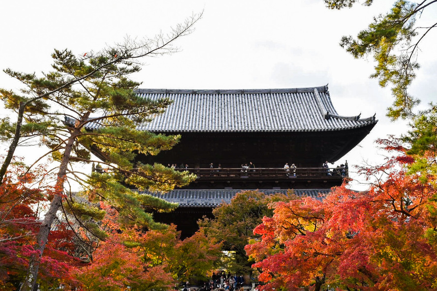 京都観光_南禅寺の見どころ・歴史・拝観時間・拝観料・アクセス・駐車場_三門と秋の紅葉