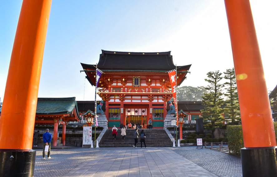 伏見稲荷大社を京都ひとり旅_見どころ・ご利益・祭神_朝の楼門