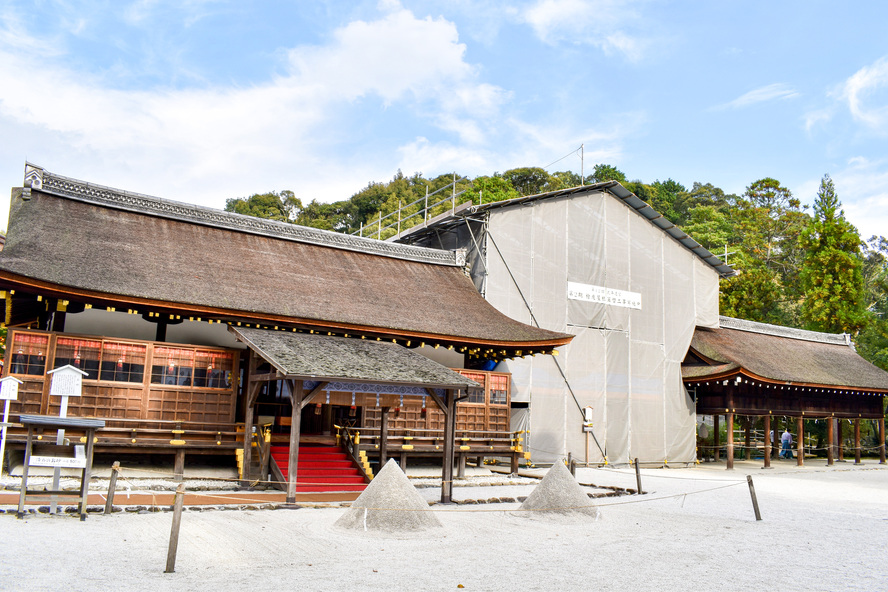 京都観光-最古の最強パワースポット！上賀茂神社の見どころ・歴史・神話-細殿と立砂