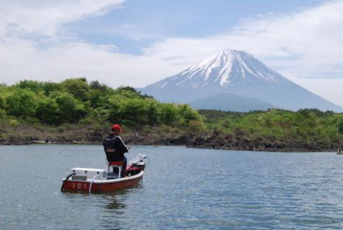 精進湖のおすすめキャンプ場_自由キャンプ場-ホテルはつかり荘と富士山