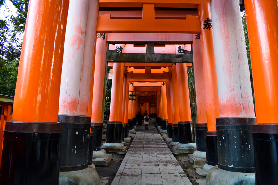 伏見稲荷大社の見どころ・ご利益・祭神_白狐の由来-御食津神と御狐神