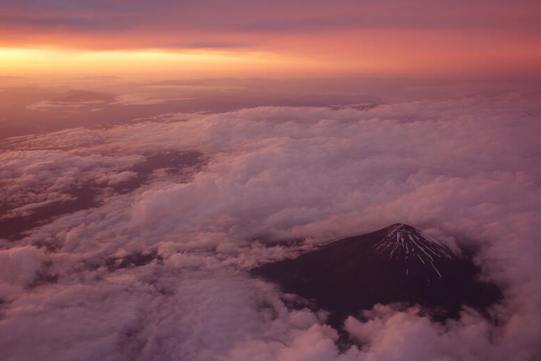 富士五湖ランキング_富士五湖の基本情報-世界遺産としての富士山_空から見る赤富士と雲