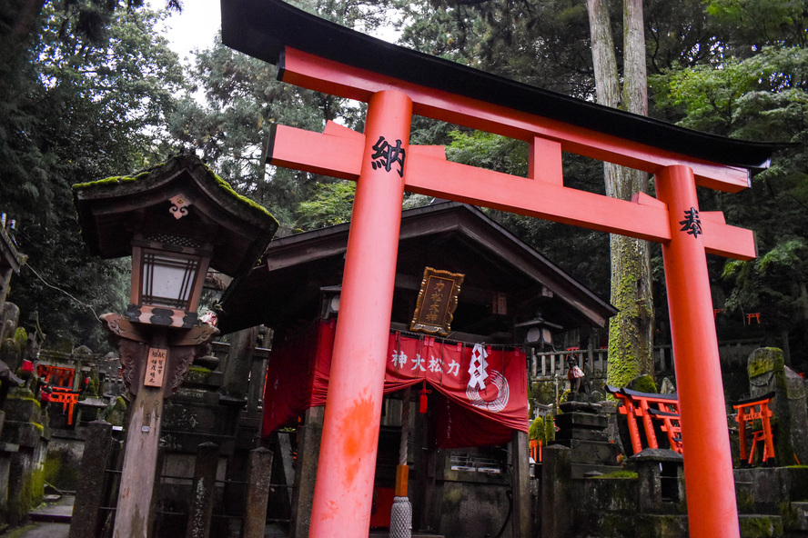 伏見稲荷大社の見どころ_お山めぐり-御膳谷奉拝所と力松大神