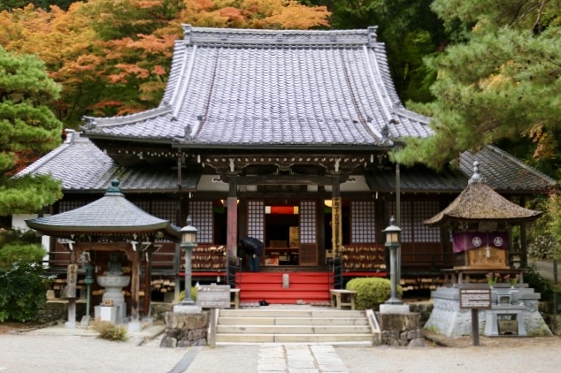 下呂温泉のおすすめ観光スポット_温泉街-温泉寺と秋の紅葉