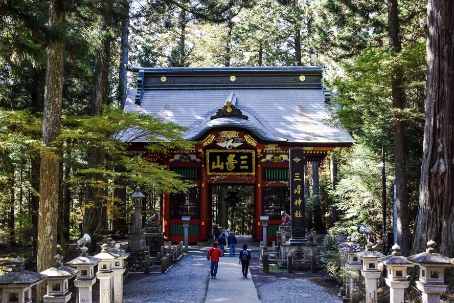 人を選ぶ？秩父のパワースポット_三峯神社の見どころ-随身門