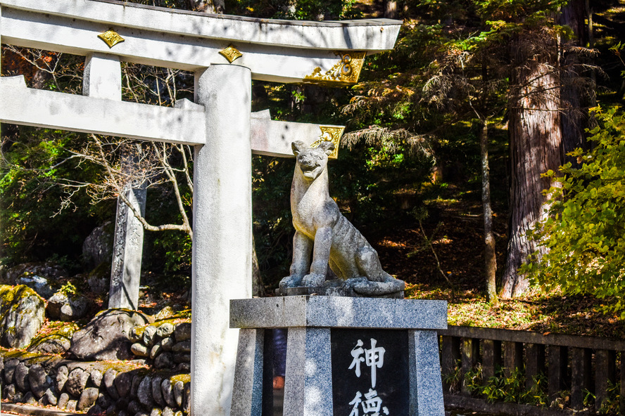 人を選ぶ？秩父のパワースポット_三峯神社の見どころ-白の三ツ鳥居と狼