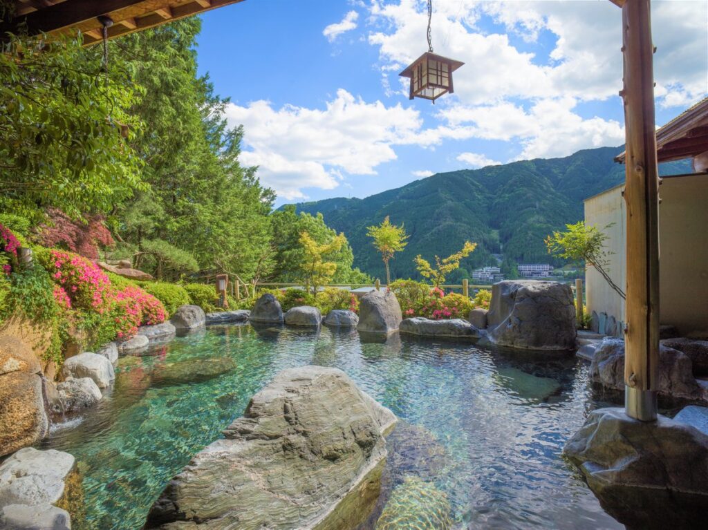 カップルにオススメの下呂温泉の人気高級旅館_湯之島館の露天風呂