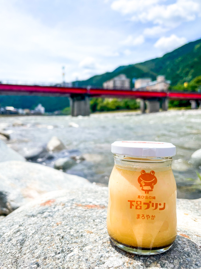 下呂温泉のおすすめ観光スポット_温泉街で食べ歩き-下呂プリンと川の風景