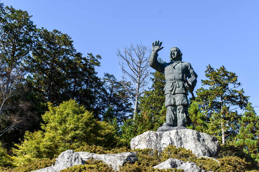 人を選ぶ？秩父のパワースポット_三峯神社の見どころ-日本武尊銅像