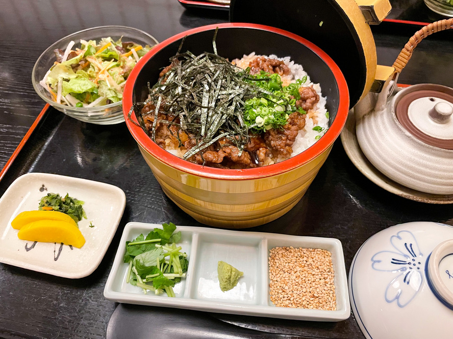 下呂温泉のおすすめ観光スポット_温泉街のグルメ-せん田”の飛騨牛まぶし丼