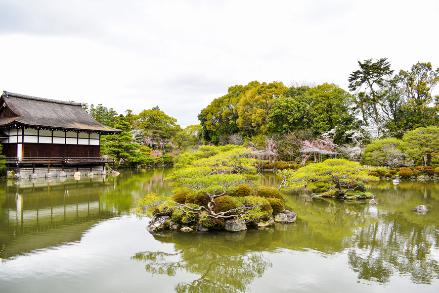 蘇った平安京と花々の名所-平安神宮神苑の見どころ_東神苑の鶴島と亀島