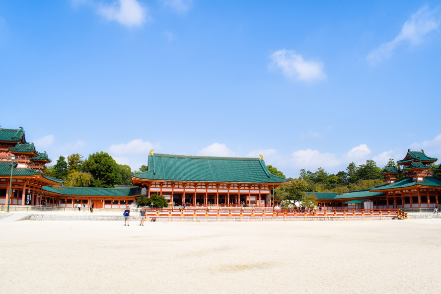 蘇った平安京と桜や花菖蒲の名所-平安神宮と神苑の見どころ・歴史・イベント・花の見頃