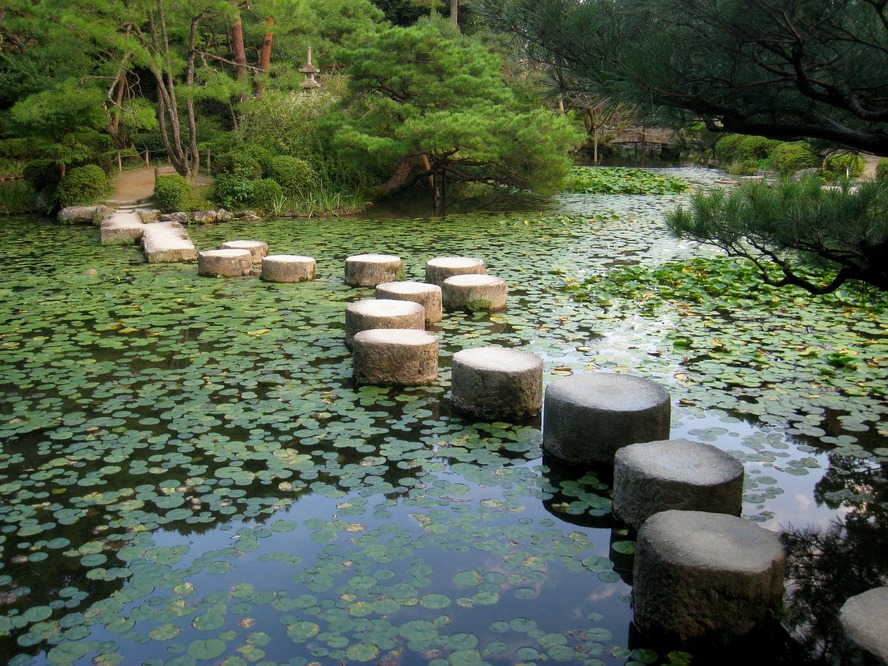 蘇った平安京と花々の名所-平安神宮と神苑の見どころ_初夏のイベント-花菖蒲・杜若・睡蓮の見頃-中神苑と無料公開