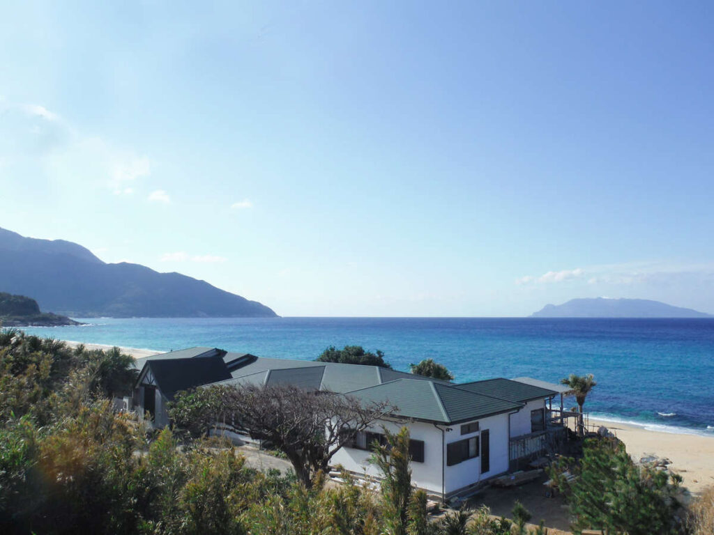 屋久島のオススメ高級ホテル_マリンブルー屋久島-海と外観