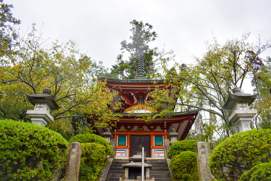 義経と天狗と金剛床のパワースポット_鞍馬寺のケーブルカー-多宝塔