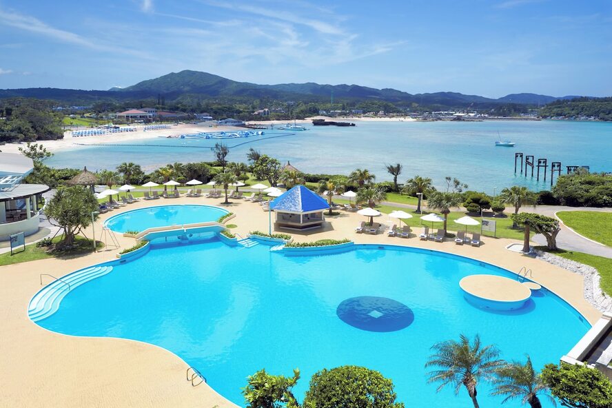 安くておしゃれ！ 沖縄でオススメしたい人気のコスパ最強ホテル_ANAインターコンチネンタル万座ビーチリゾート-プールとビーチ