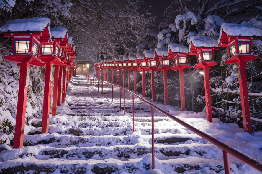 貴船神社のアクセス-夜間ライトアップ-雪に覆われた銀世界