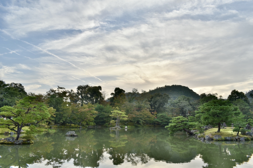 京都の世界遺産-金閣寺の見どころ・特徴・歴史_鏡湖池