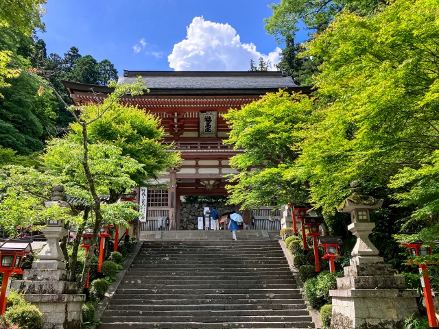 【偉人伝】源義経の歴史と伝説_頼朝との軋轢-鞍馬寺の仁王門