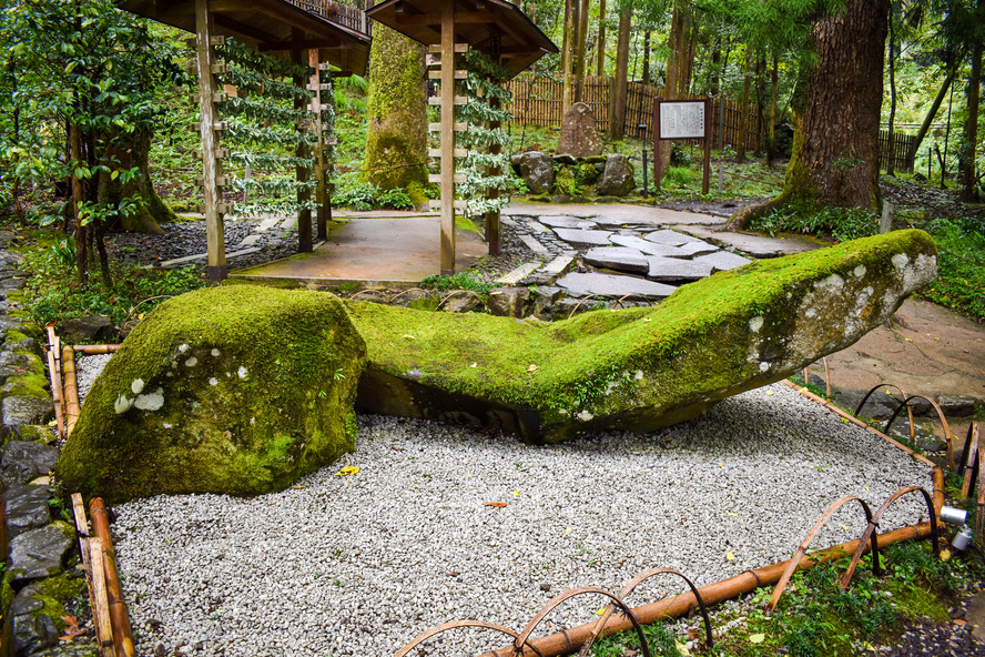 貴船神社の見どころと歴史-丑の刻参りと呪い_結社の石船-縁結びのパワースポット