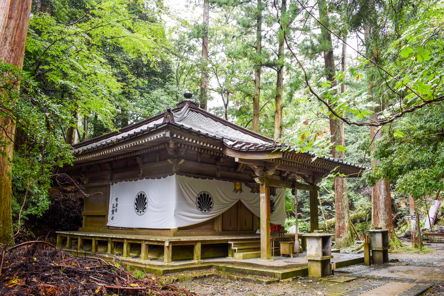 【偉人伝】源義経の歴史と伝説_天狗との出会い-鞍馬寺の僧正ガ谷