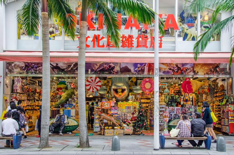 ココだけは行っとけ！ 沖縄でおすすめの観光スポット&アクティビティ_国際通り-お土産屋の開店時間