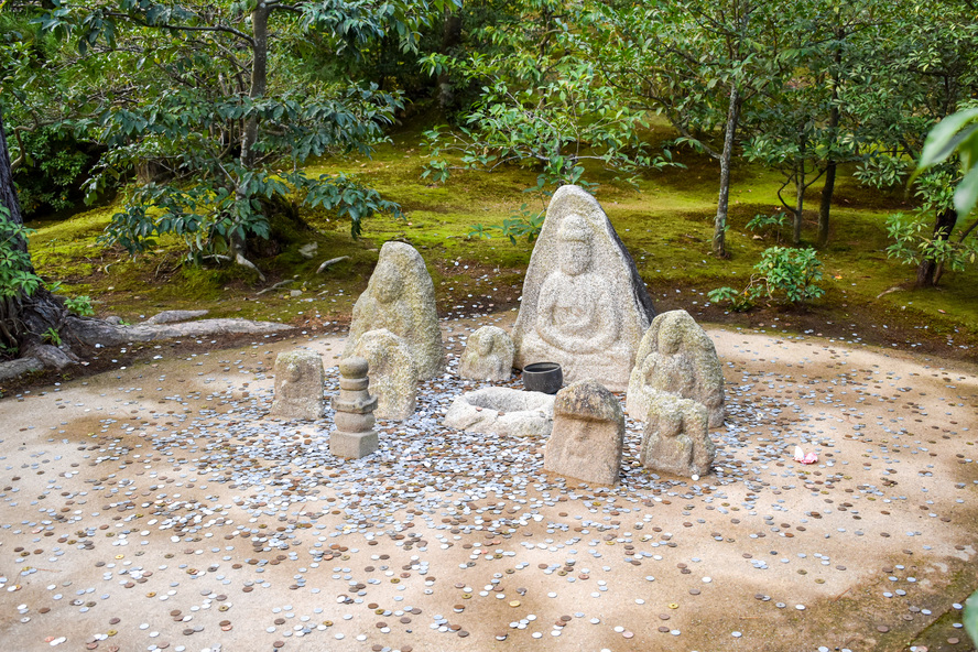 京都の世界遺産-金閣寺の見どころ・特徴・歴史_白蛇の塚と弁財天像