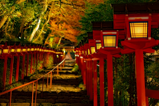 貴船神社の見どころと歴史-丑の刻参りと呪い_本宮の紅葉ライトアップ