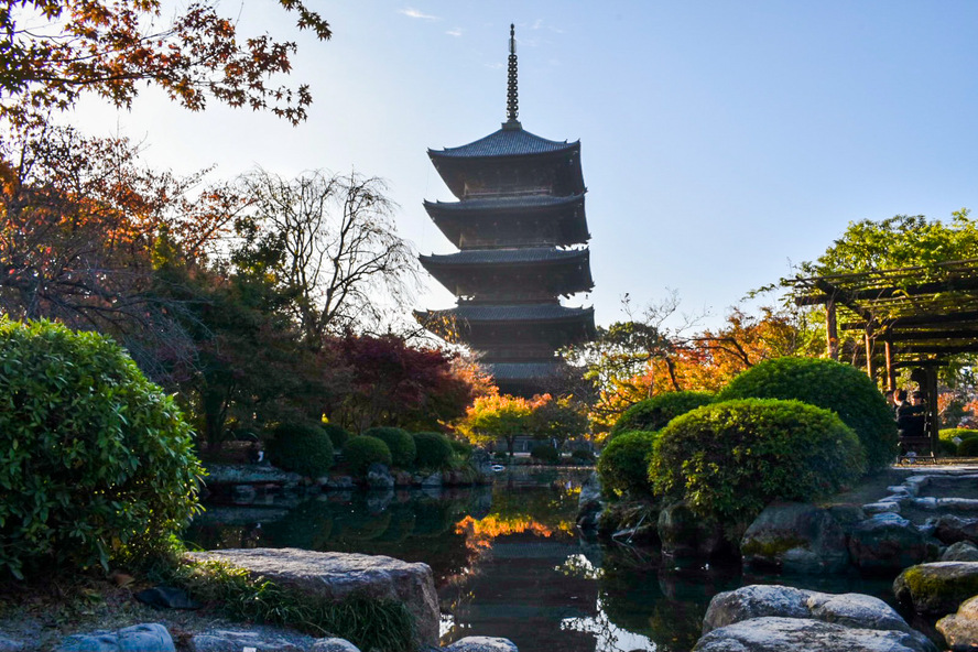 京都観光-東寺(教王護国寺)の見どころ_紅葉と五重塔