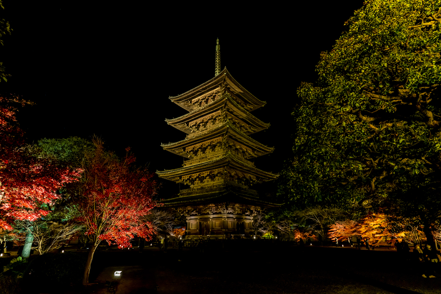 京都観光-日本を代表する五重塔と仏像_東寺(教王護国寺)の見どころ・歴史・拝観料・アクセス・ライトアップ情報