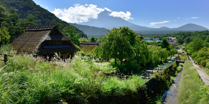 富士五湖観光-見どころ・魅力・楽しみ方_西湖いやしの里根場-茅葺き屋根
