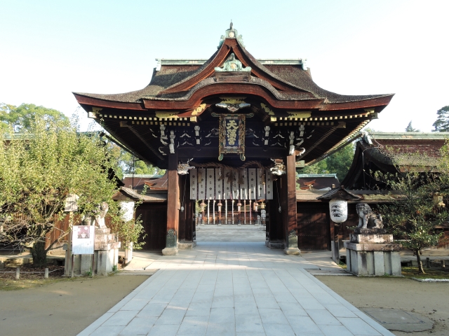 京都観光-学問の神様と北野天満宮_見どころ・歴史・菅原道真と牛の伝説・拝観料金・所要時間・アクセス