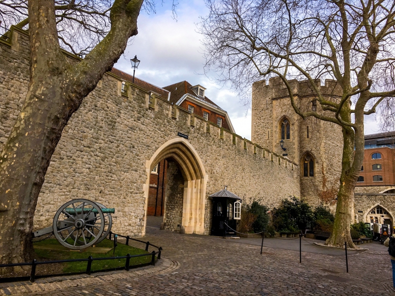 イギリス観光-幽霊が出る悲劇の世界遺産_ロンドン塔の見どころ-外壁