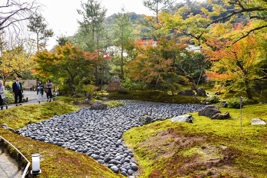京都・嵐山の観光スポット-春と秋のみ特別拝観できる紅葉の名所「宝厳院」_見どころ-獅子吼の庭-三尊石・苦海・獣石の枯山水