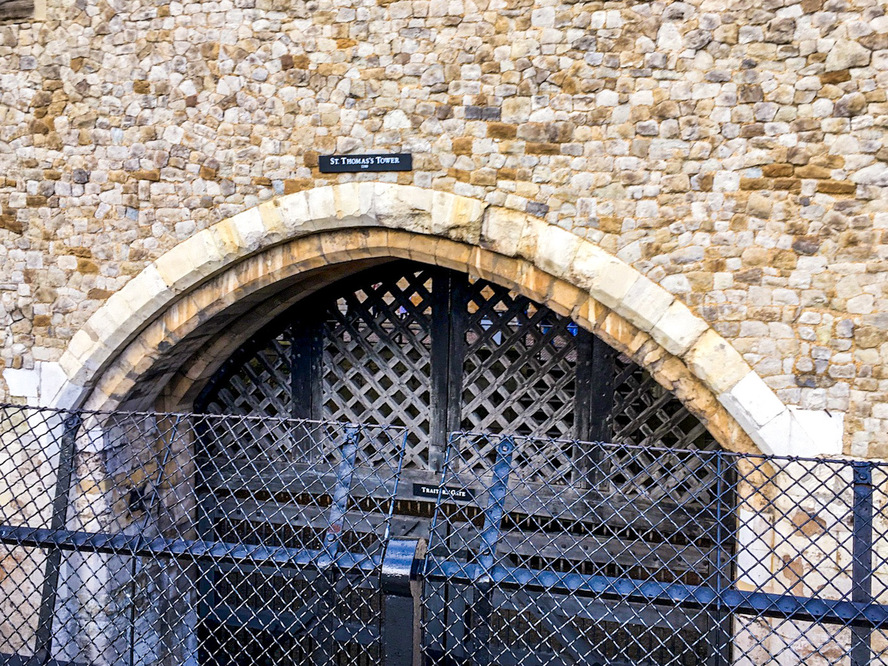 イギリス観光-幽霊が出る世界遺産-ロンドン塔(Tower of London)_歴史-監獄塔として-反逆者の門（traitor’s gate)