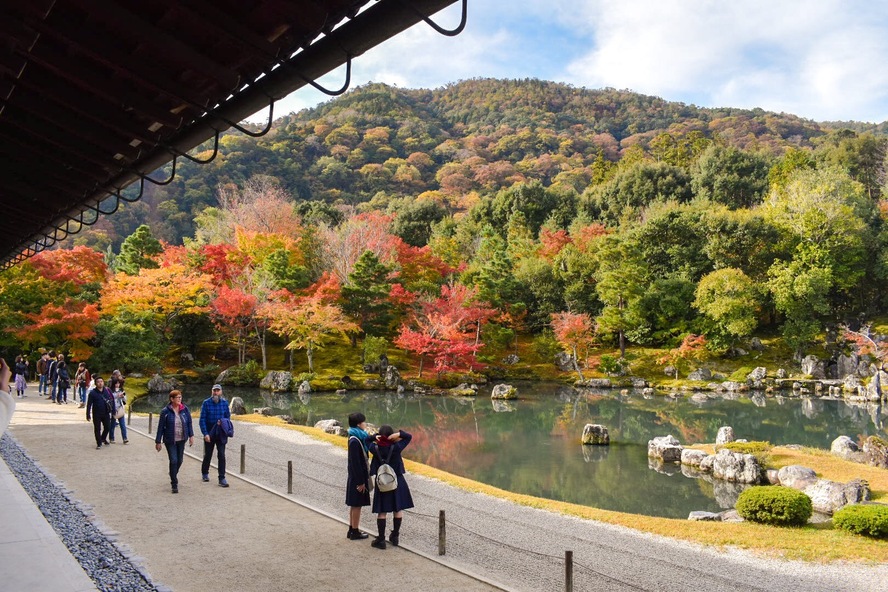 京都・嵐山のオススメ観光名所・世界遺産_天龍寺の歴史-建立前_方丈から眺める秋の曹源池庭園